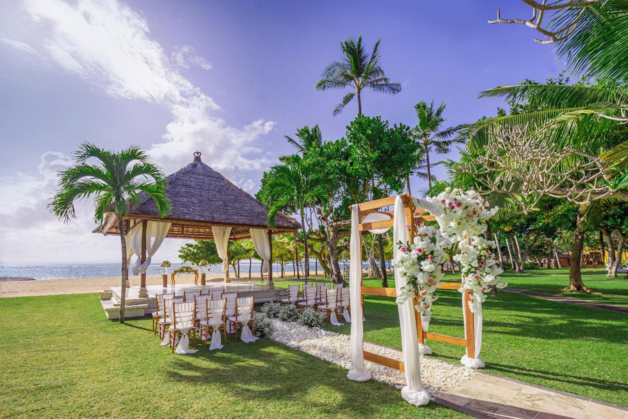 Nusa Dua Beach Hotel And Spa - Handwritten Collection Esterno foto The Beachfront Lawn