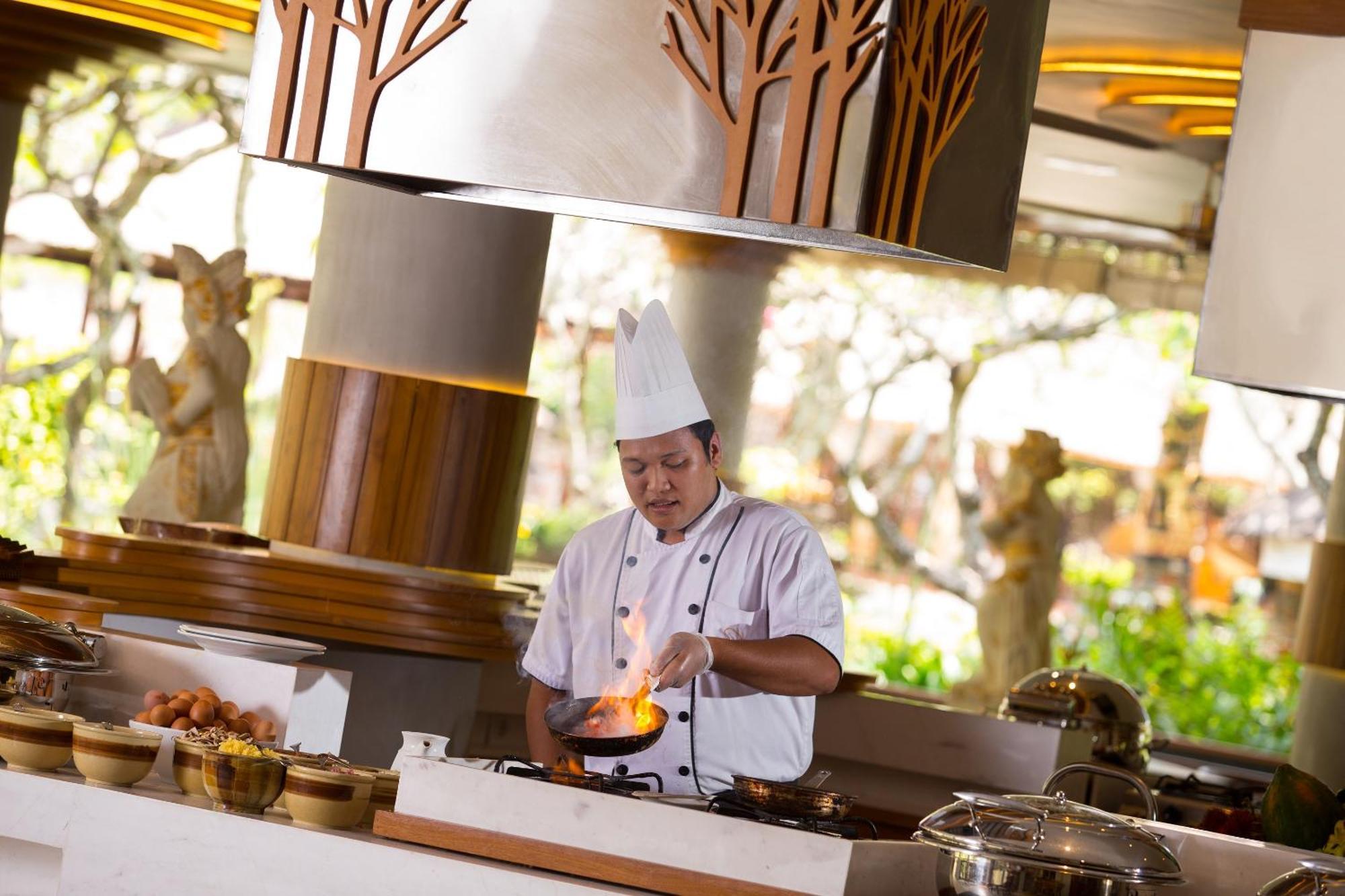 Nusa Dua Beach Hotel And Spa - Handwritten Collection Esterno foto A chef cooking at a restaurant