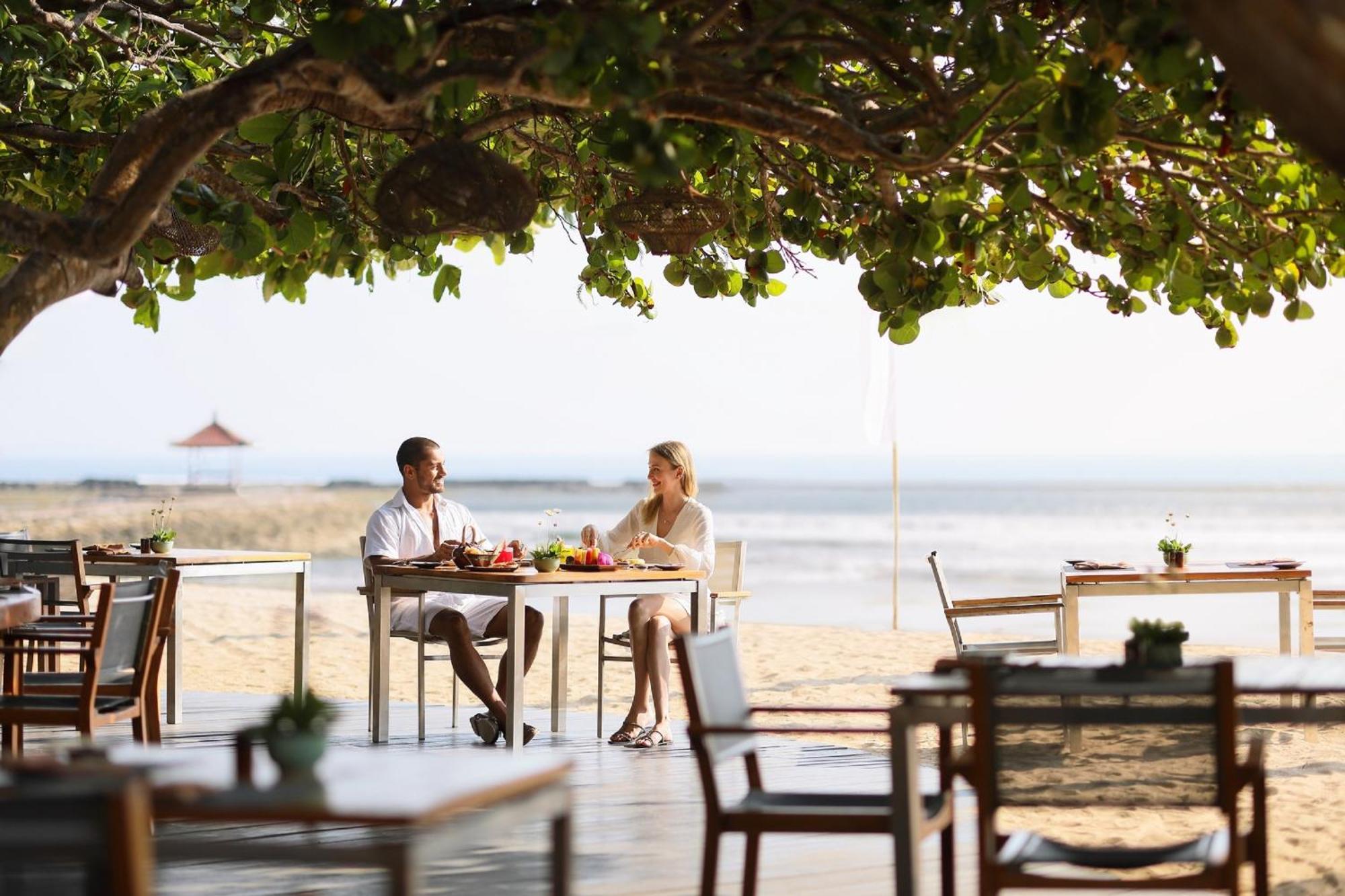 Nusa Dua Beach Hotel And Spa - Handwritten Collection Esterno foto Beachfront dining at The Samaya Ubud