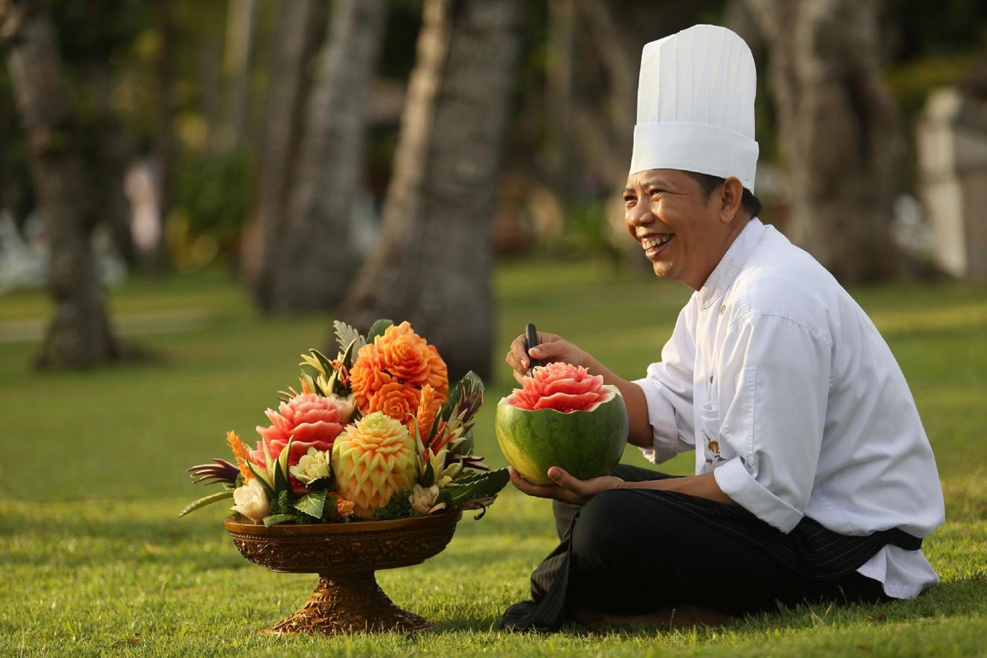 Nusa Dua Beach Hotel And Spa - Handwritten Collection Esterno foto Chef carving watermelon