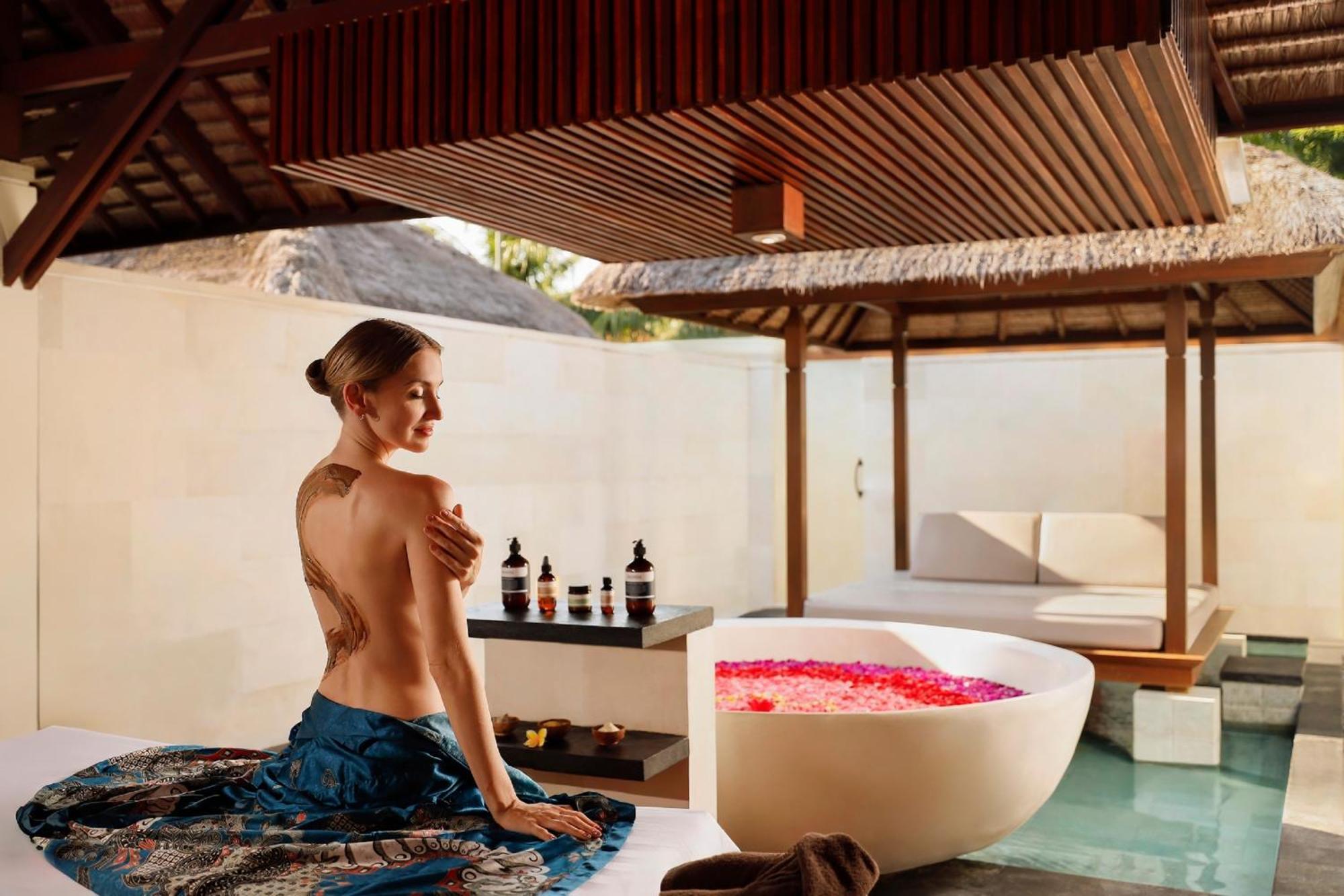 Nusa Dua Beach Hotel And Spa - Handwritten Collection Esterno foto A spa treatment