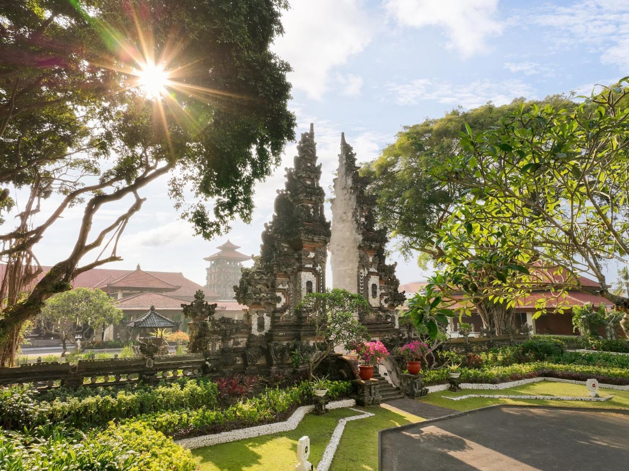 Nusa Dua Beach Hotel And Spa - Handwritten Collection Esterno foto The main gate of the palace