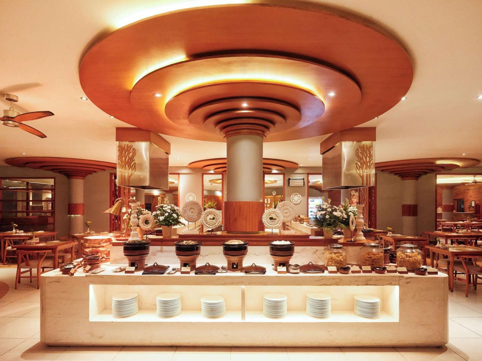 Nusa Dua Beach Hotel And Spa - Handwritten Collection Esterno foto The buffet at the restaurant