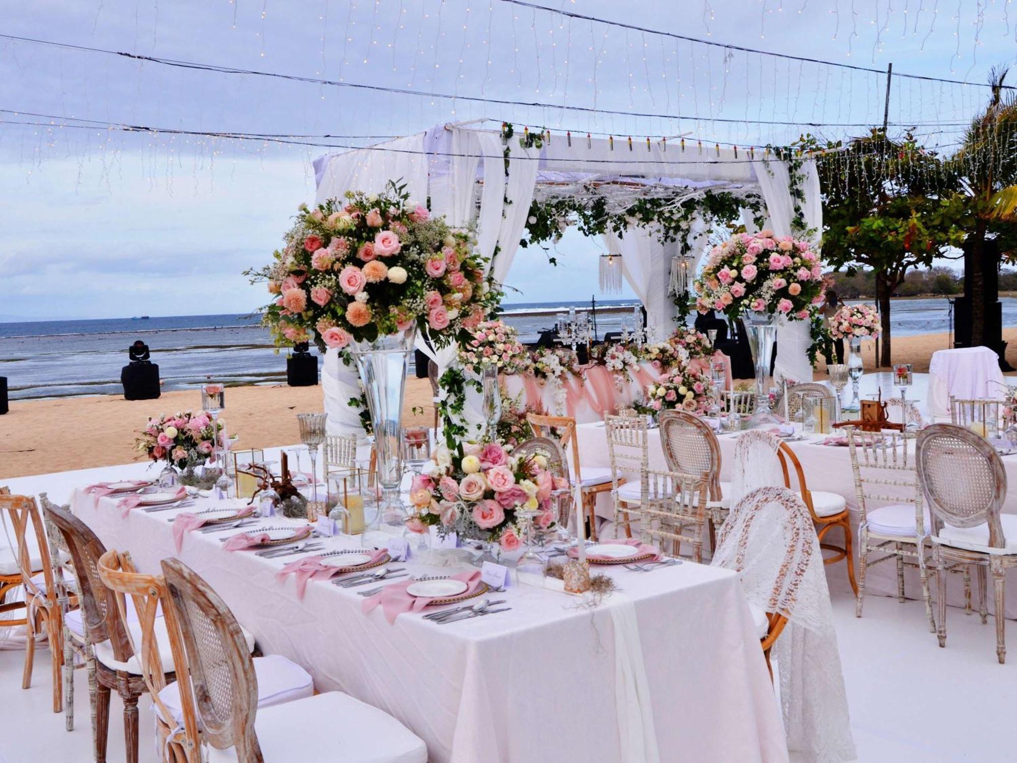 Nusa Dua Beach Hotel And Spa - Handwritten Collection Esterno foto A beach wedding reception