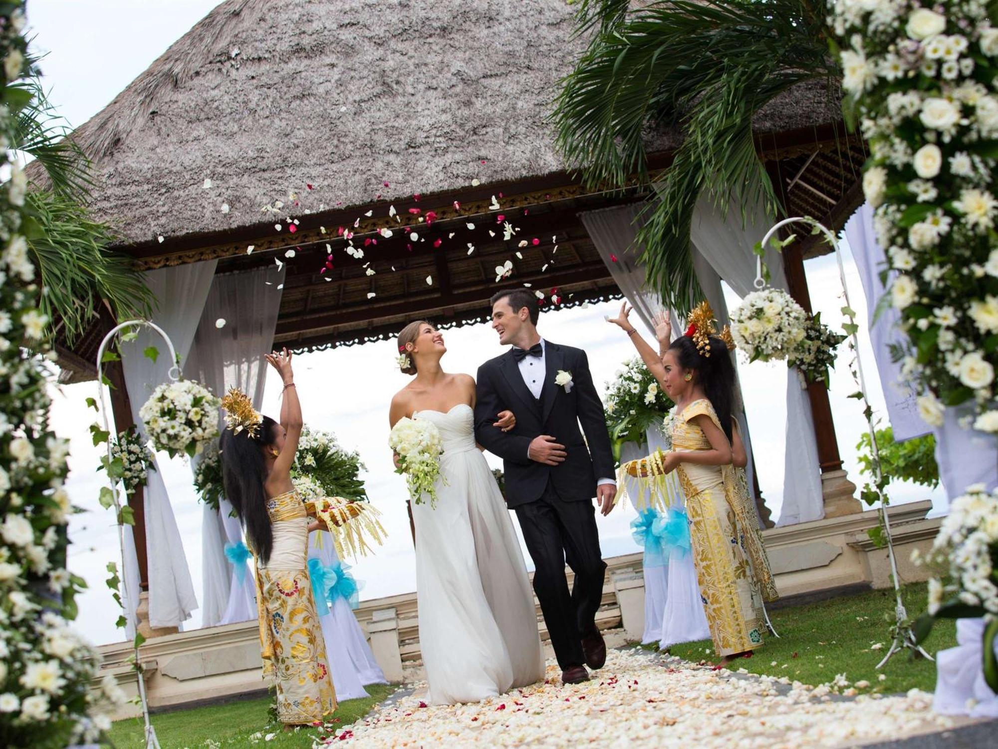 Nusa Dua Beach Hotel And Spa - Handwritten Collection Esterno foto A wedding in Bali
