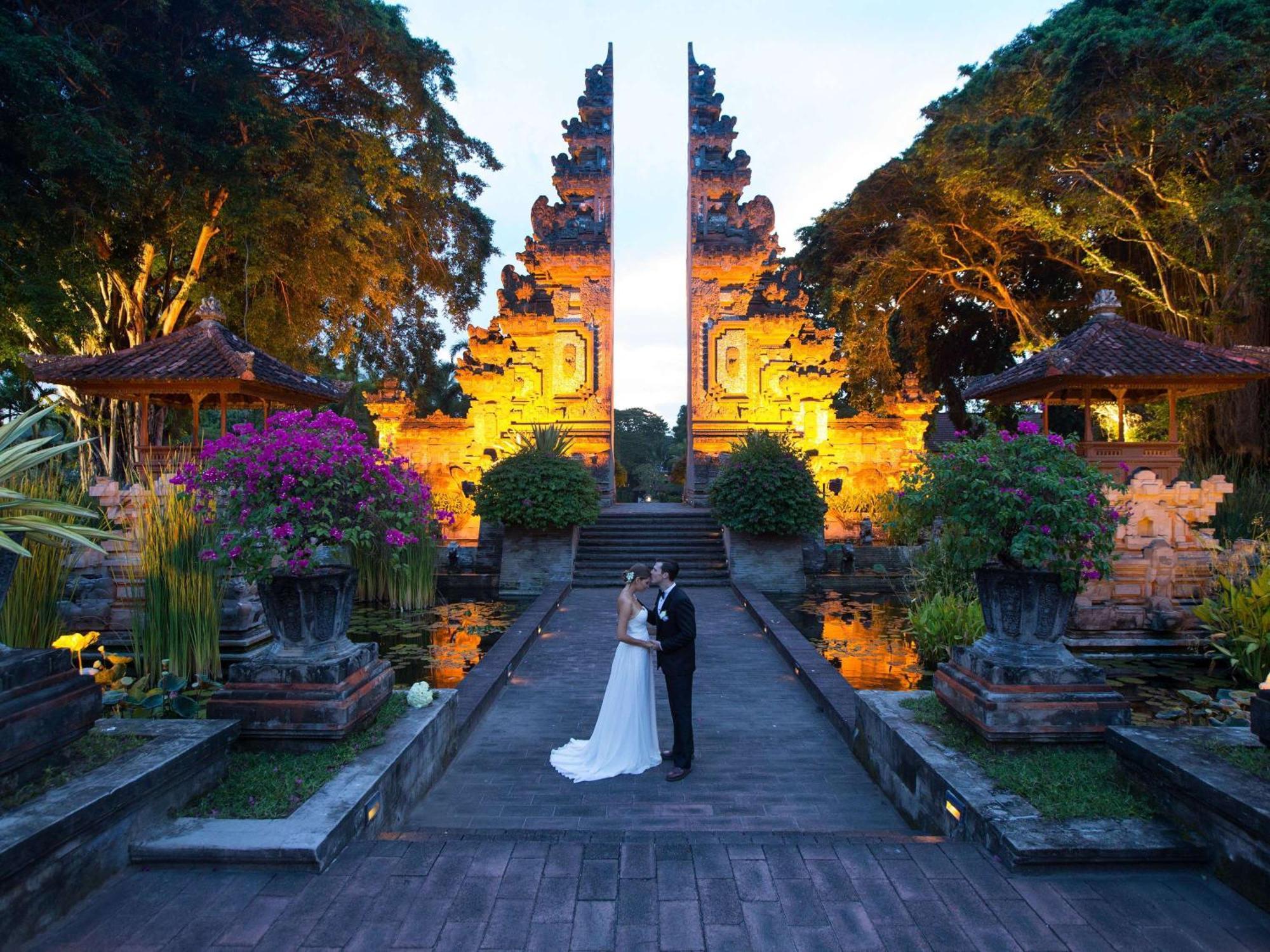 Nusa Dua Beach Hotel And Spa - Handwritten Collection Esterno foto The gate of the hotel